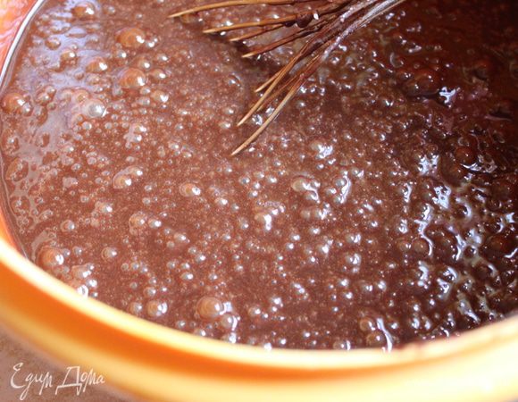 все хорошо размешав, добавляем сах. пудру, муку, разрыхлитель и коньяк.