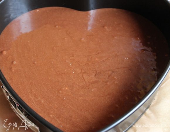 Выливаем в форму, застеленную бумагой, и ставим в духовку на 30 минут при 175 гр. Его можно выпекать и в микроволновке, при 600 ватт 8 минут, затем еще оставить надо там на 3 минуты, но я всегда проверяю и еще на 1,5 минуты включаю. И форма, конечно, силиконовая должна быть.