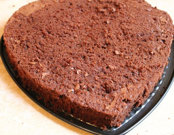 даем нашему бисквиту остыть, подрезаем верхушку слегка и обрезаем по краям примерно 0,5 см... кладем назад в форму