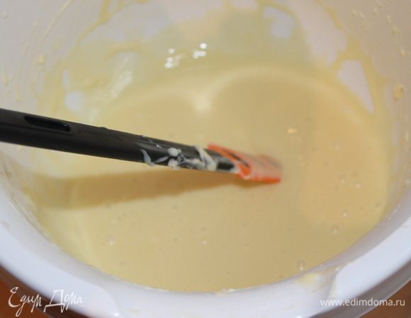 Готовим суфле. Желатин залить 0,5 ст. воды. Сгущенку взбиваем с маслом.