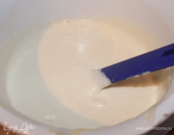 В желатин засыпаем оставшийся сахар и распускаем на огне. Добавляем распущенный желатин в белки, взбиваем, и постепенно вливаем нашу сгущенку с маслом. Один момент: белки надо чтобы были не холодные, иначе если в холодные зальем желатиновый раствор, то он может сразу схватится, и будет комочками.