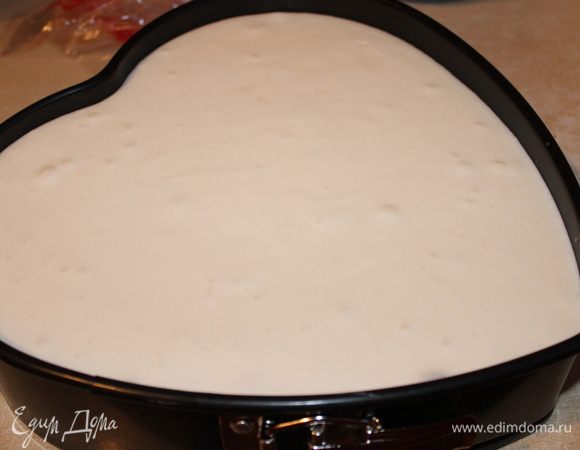 Все хорошо размешиваем и выливам в форму на наш бисквит, ставим в холод на 2-3 часа.