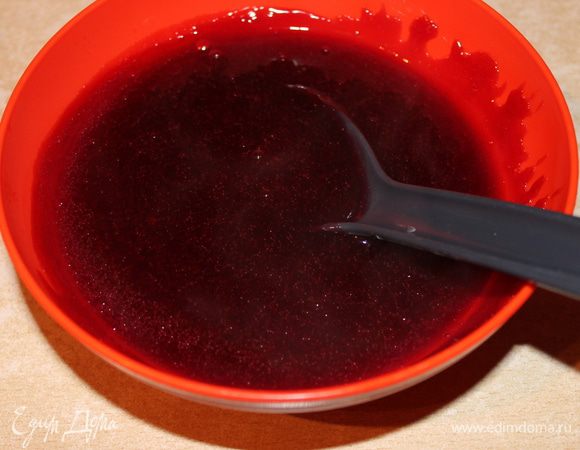 Когда суфле застынет, разводим пакет желе в вишневом соке, доводим до загустения, снимаем с огня, даем слегка остыть.