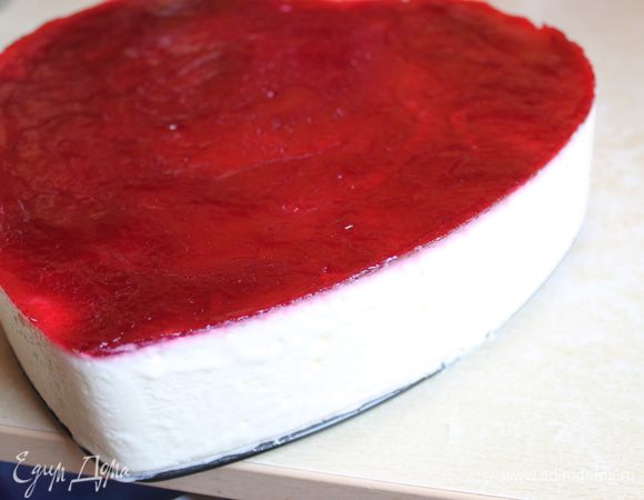 Аккуратно заливаем им суфле... ложкой в середину льем, и потихоньку заполняем все площадь.. Ставим опять в холод... на час. Когда застынет (я оставила на ночь), достаем и отогреваем бока феном, делала в первый раз таким способом, очень понравилось... все отошло без проблем и все равно осталось...