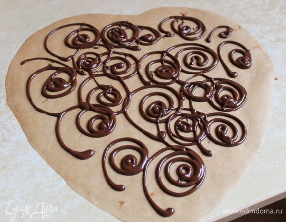 Рисуем наше ажурное покрывало... Растопим на водняной бане шоколадку, наливаем его в мешочек, завязываем и отрезаем кончик у мешка.. Я брала бумагу, обрисовывала торт, по форме и рисовала карандашом рисунок. Теперь из мешка рисуем... можно все произвольно делать.