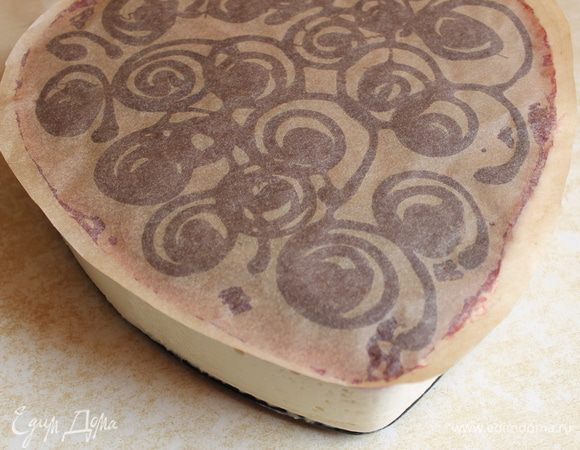 Даем немного застыть шоколаду и накрываем наш торт этим покрывалом... ставим опять в холод.