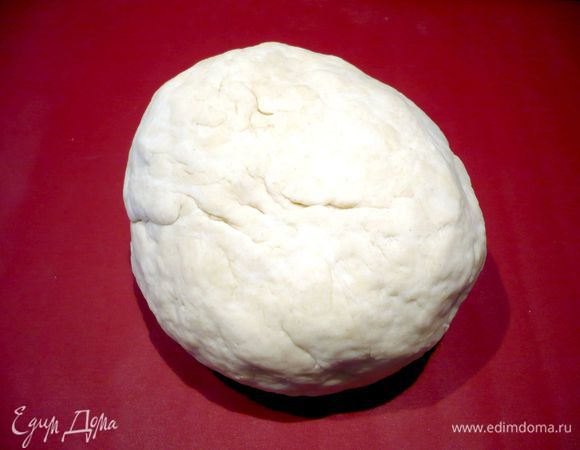 Дрожжи размешиваем с сахаром и добавляем 1 ст.л. воды, размешиваем до однородного состояния. Оставляем в теплом месте минут на 10. Муку смешиваем с солью, добавляем дрожжи, кефир и оливковое масло, перемешиваем почти до однородного состояния, постепенно добавляя воду. Вымешиваем эластичное тесто и ставим его, прикрыв емкость крышкой, в духовку, нагретую до 50 градусов, на 1 час (у меня, так случилось, тесто простояло потом еще час в уже выключенной духовке и выросло в два раза). 