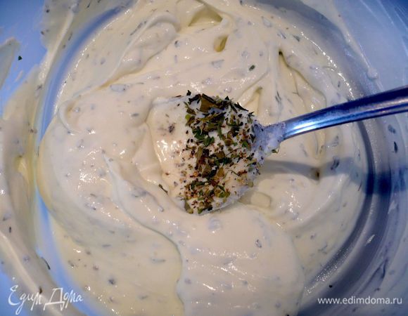 Сметану смешиваем с травами и солью. 