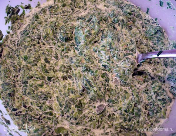 Добавляем хорошо отжатый шпинат и рубленый чеснок. Все хорошо перемешиваем. Пробуем и досаливаем или доперчиваем.