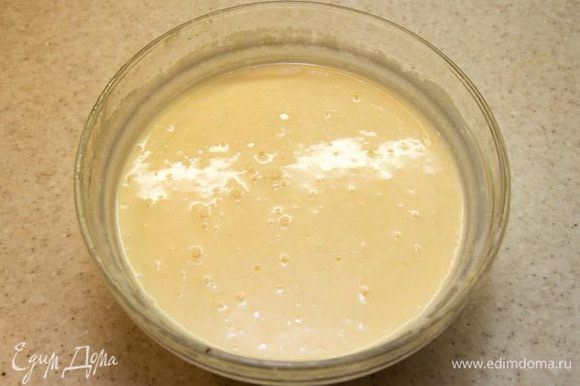 Готовим йогуртовый крем. С помощью блендера (или даже вилки) смешать до однородности йогурт, яйца, кукурузную муку, и карамель от бананов.