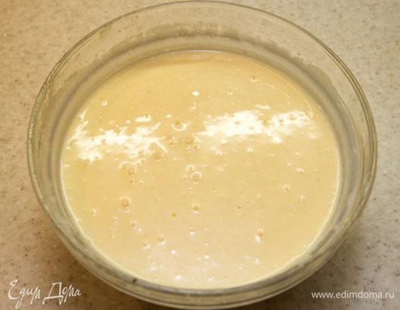 Готовим йогуртовый крем. С помощью блендера (или даже вилки) смешать до однородности йогурт, яйца, кукурузную муку, и карамель от бананов.