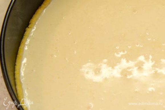 Выложить тесто в форму, сформировав бортики 2,5-3 см. Выложить бананы ровным слоем на тесто и залить все йогуртовым кремом.