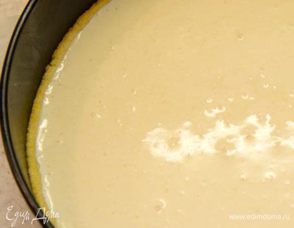 Выложить тесто в форму, сформировав бортики 2,5-3 см. Выложить бананы ровным слоем на тесто и залить все йогуртовым кремом.