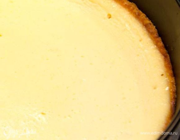 Ставим форму в предварительно разогретую до 150 градусов духовку и запекаем в течение 1 часа. Если крем вдруг начнет румяниться температуру духовки нужно уменьшить на 10-20 градусов. 