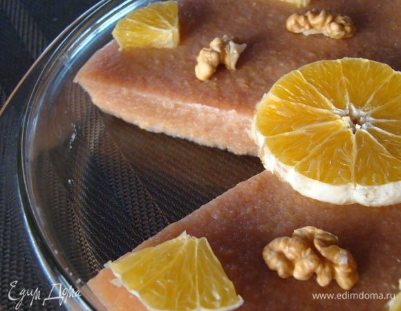 Все варим до загустения, выливаем в форму, "погружаем" внутрь изюм