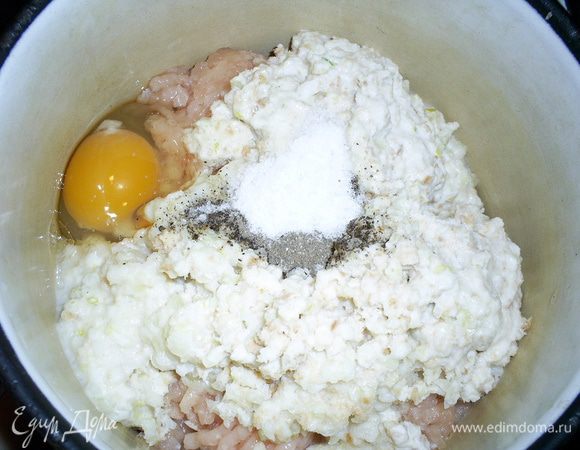 Готовим мясной фарш. Пропускаем через мясорубку куриное филе, лук, замоченный в сливках батон. Добавляем яйцо, солим, перчим по вкусу и вымешиваем до однородности.