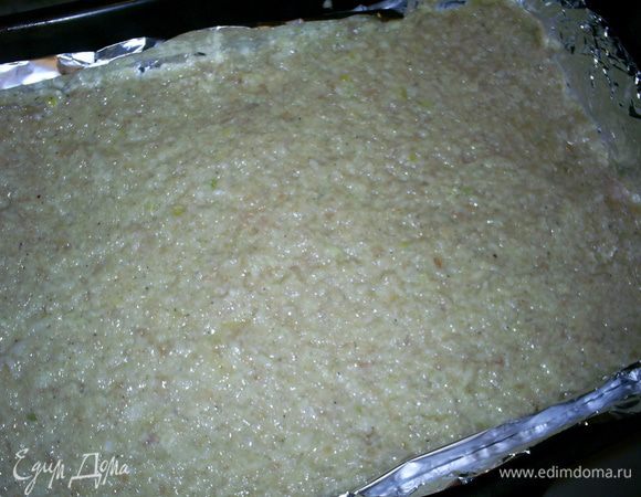 Нам надо выпечь 3-4 коржа любой формы толщиной около 0,5 см. Я выпекала на двух противнях сразу: на прямоугольных большом и маленьком.  Больший прямоугольный корж разрезала пополам и у меня получилось три прямоугольных коржа 25*17 см. Форму для выпечки застилаем фольгой в два слоя и смазываем фольгу растительным маслом. Духовку заранее разогреваем до 180-190 градусов. 