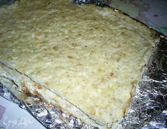 Распределяем по форме фарш слоем около 0,5 см и выпекаем корж 15-20 минут до готовности. Готовый теплым переворачиваем на ровную поверхность и аккуратно отделяем фольгу.