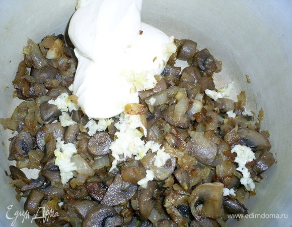 Жаренные грибы, сыр и пропущенный через пресс для чеснока чеснок измельчеаем с помощью блендера в однородную массу...