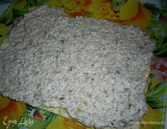 Готовые остывшие коржи выкладываем на блюдо и перемазываем грибным кремом все, кроме верхнего.