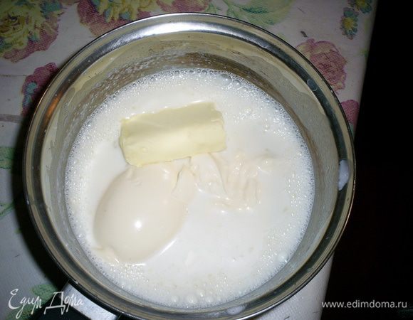 Приготовим заливку. Молоко (сливки) нагреваем до 80-90 градусов, всыпаем в них быстрорастворимый желатин и размешиваем до его полного растворения. В полученную смесь добавляем сыр. Поскольку у меня было молоко вместо сливок, я дополнительно добавила грамм 15 сливочного масла. Все ингредиенты взбиваем блендером до однородности.