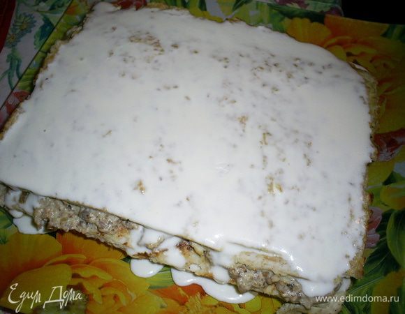 Теперь нам надо покрыть заливкой торт. Чтоб добиться идеально ровной поверхности можно либо заливать заливку в два этапа, либо поставить заливку в холодильник на несколько минут и подождать, пока она начнет густеть. Я вылила примерно третью часть заливки на торт и отправила его на 5 минут в морозилку застывать. Туда же поставила и заливку. Через 5 минут заливка на торте полностью застыла, а оставшаяся - начала густеть. Я обмазала ей бока торта, и вылила второй слой на верх. Если заливка у вас застыла уже настолько, что сама не растекается, ее можно идеально выровнять с помощью широкого горячего сухого ножа.