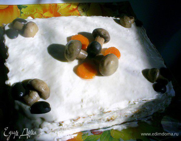 Отправляем торт на несколько часов в холодильник настояться, а затем вынимаем, украшаем по желанию и ждем от дегустаторов восторженных отзывов, оваций и просьб о добавке. Приятного вам аппетита!