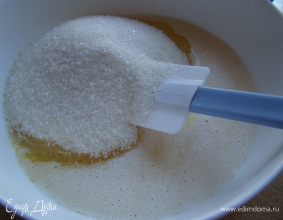 Растопить масло на слабом огне или в СВЧ, добавить сахар, растереть хорошо, нагреть (но чтобы не кипело)