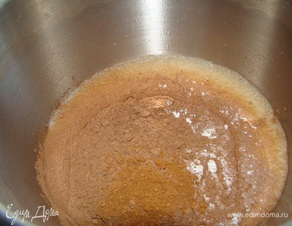 Разбить отдельно яйца, взбить с какао, солью, порошком, кофе и ванилью до гладкости