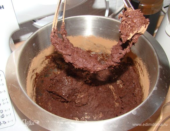 Добавить порциями горячее масло с сахаром