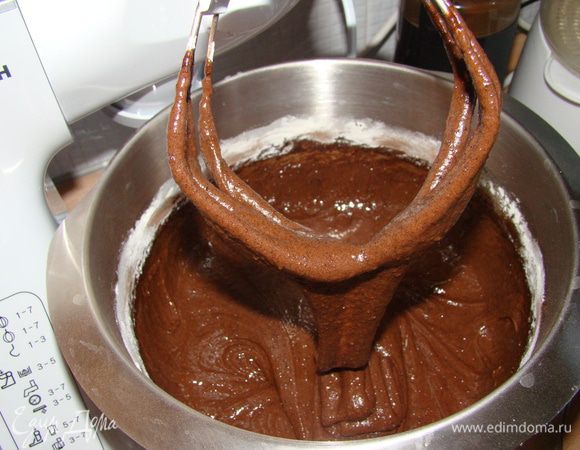 Ввести муку, хорошо перемешать