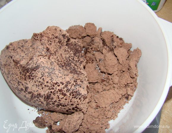 Небольшое отступление. Сколько не пытала - не смогла найти у нас шоколадные чипсы/капли. Наверняка, вы знаете, что в выпечке, для разного рода печенья, используют термостабильный шоколад. Если такой нашли - отлично! У меня шоколад "кусковой", с кондитерской фабрики - он режется на кусочки, а как бы "крошится", когда режешь ножом. Вот такого шоколада я "накрошила" в 2 чашки