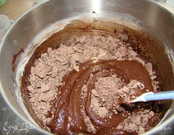 Добавить в тесто шоколад, хорошо размешать