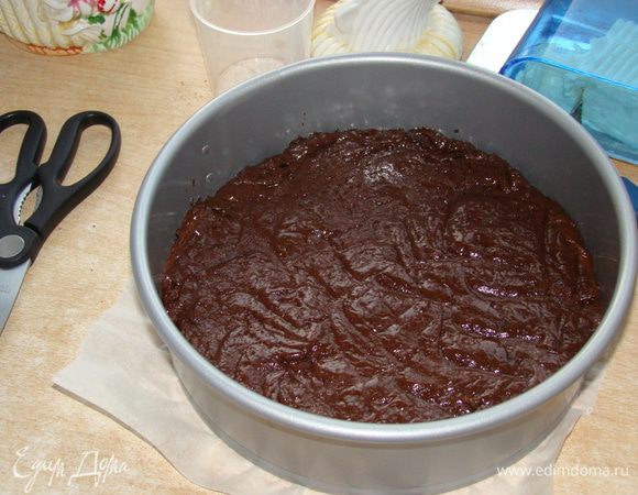 Разделить тесто на 2 порции, разровнять, выпекать около 35-40 минут, при 175" С. Охладить