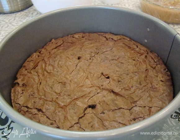 Сначала может показаться, что корж сырой, но когда он остынет - станет намного плотнее! 