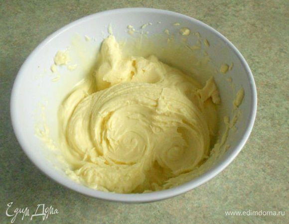 Остывшую смесь взбить миксером до загустения.