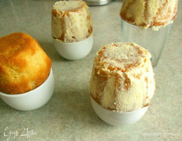 Нанести ганаш на нижнюю и боковые поверхности кексов для выравнивания, поставить в холодильник до застывания. В качестве подставок использовала обычные чашки, по их подобию потом мастерила ручки.