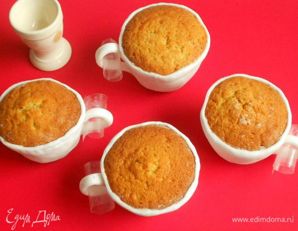 С подсохшей мастикой чашки готовы к росписи,но нужно очень осторожно обращаться с ними. Мастика хоть и подсыхает, но остаётся мягкой. Не обязательно раскрашивать их, а оставить белыми или украсить мелкими фигурками из мастики.