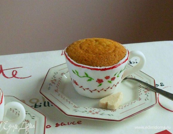 Можно было сделать из мастики и блюдца, но я решила, что это напрасная трата времени- всё равно никто её не будет есть, поэтому взяла маленькие тарелочки с рисунком и попыталась повторить его на "чашках".