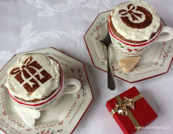 Сливки взбить с сахарной пудрой до мягких пиков. Половину отложить в другую миску и смешать с сухим растворимым кофе и 0,5 ч.л. какао, взбить. Нанести на кексы  перед подачей сначала  кофейные сливки (они более густые, чем белые), разровнять. Это будет имитация кофе в чашке. Сверху выложить белые сливки, присыпать какао.Приятного аппетита!