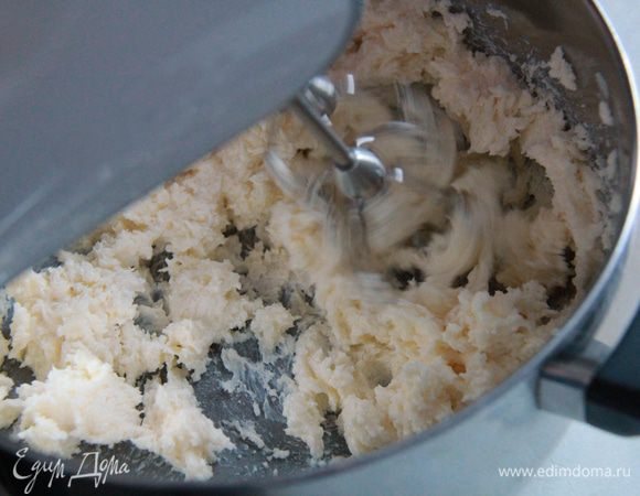 Миксером растереть масло с сахаром до размягчения и красивой пышности.