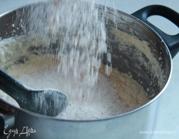 Смешать муку, разрыхлитель, пряности. Поэтапно соединить полученную мучную смесь с пышной и сладкой яичной субстанцией - добавить туда сначала одну треть мучной смеси. Осторожно перемешать от краёв к центру.