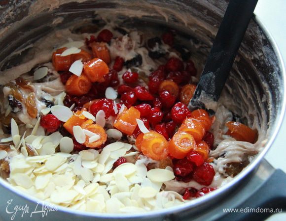 По традиции изюм, вишню, цукаты и цедру нагревают с виски на медленном огне в течение 20 минут. Остужают и потом добавляют в тесто. На этот раз я делала кекс без алкоголя. В любом случае, предстоит вмешать весь изюм, вишню, миндаль, цукаты и цедру в тесто. Погнали.