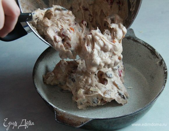 Выложить тесто в форму и равномерно его там распределить лопаточкой. Только сильно елозить не надо, чтобы тесто по дну не каталось, а то манка вся собьётся. Поместить в духовку на 1 час.