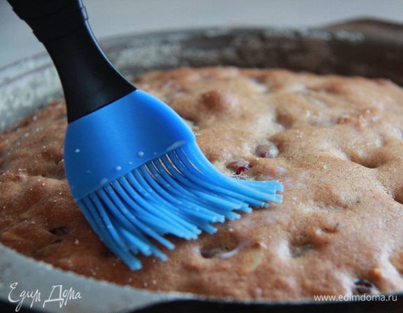 По истечении часа достать кекс, смазать тёплым молоком с сахаром и выложить миндаль (я посыпала миндальными хлопьями). Поверх смазать молоком ещё раз и отправить обратно в духовку на 30 минут. Проверить готовность спичкой.