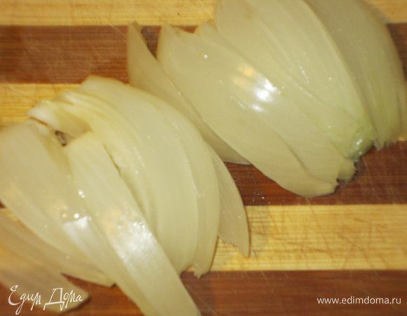 Лук нарезать полукольцами.