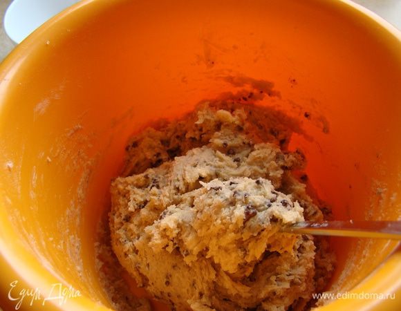 Взбиваем масло и сахар около 3 мин, добавляем яйца, ваниль и все сухие ингредиенты