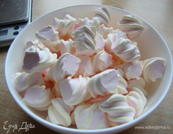 Растопим маршмеллоу в СВЧ (слегка сбрызнув водой)