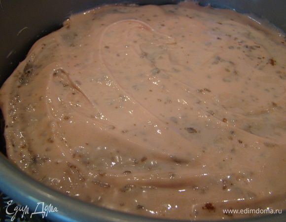 Сборка торта. Для удобности, можете одеть тортовое кольцо. Брауни смазываем зефирным кремом