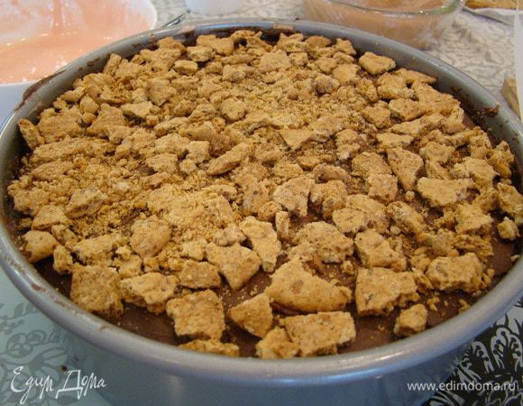 Слой шоколадного крема (глазури). Сверху выкладываем крекеры (можете оставить целыми, я поломала) и снова глазурь